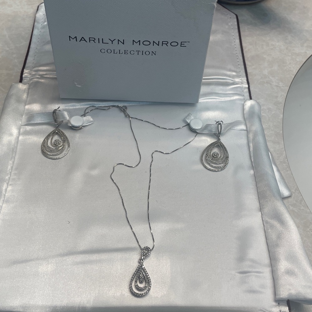 10 karat white gold and diamond Teardrop Necklace & Earrings Set - Picture 2 of 12